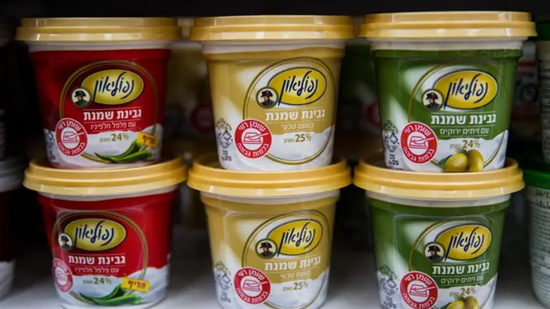 Red sticker on high-fat cream cheese