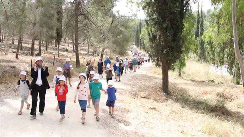 הרב רימון עם ילדי המירוץ למשנה