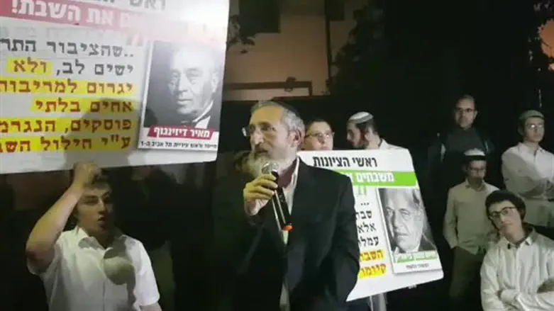 מפגינים מול ביתו של חולדאי