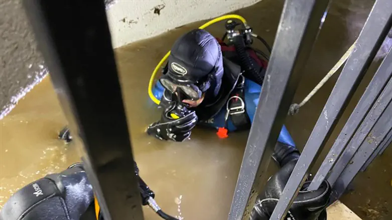 rescue attempt in flooded Tel Aviv elavator