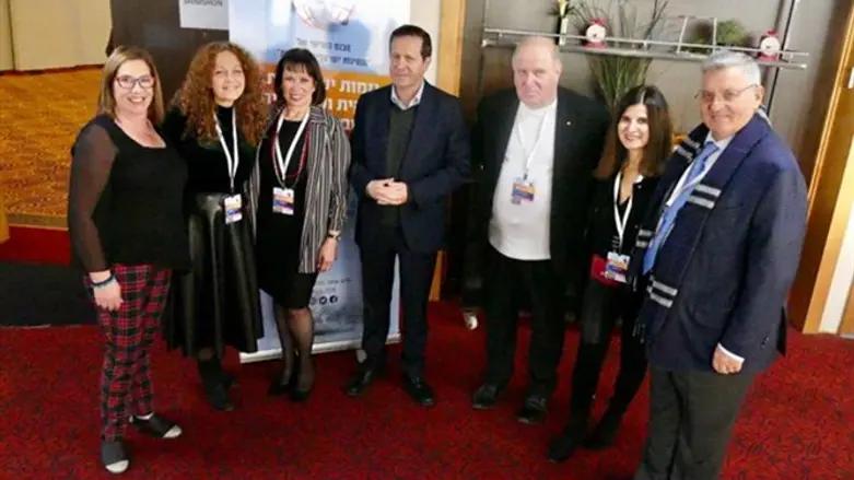 יואל הרצוג (מימין)