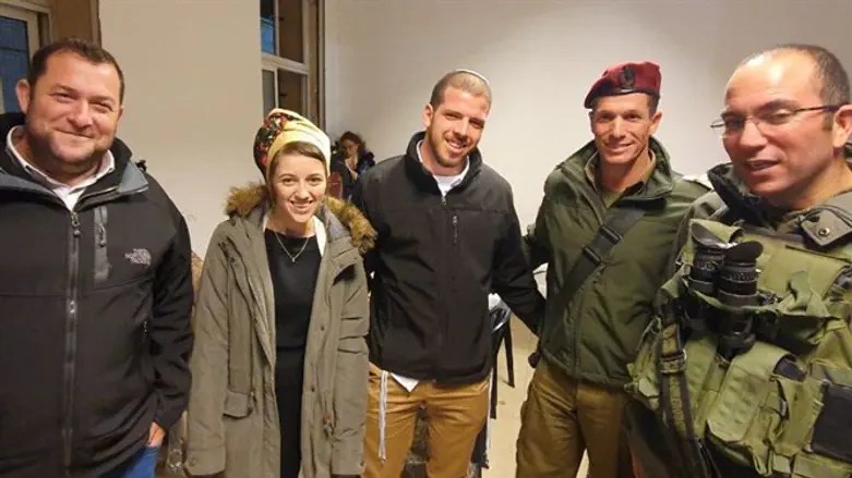 החתן והכלה (במרכז)