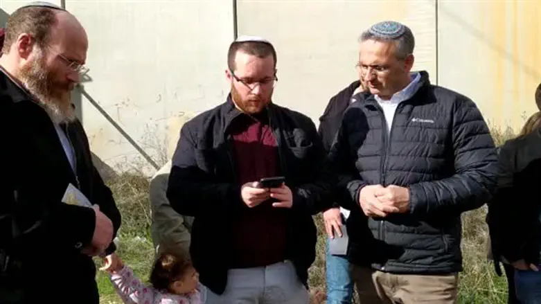 Наве Ротем читает благословение "[Б-г], который сотворил для меня чудо" на месте теракта