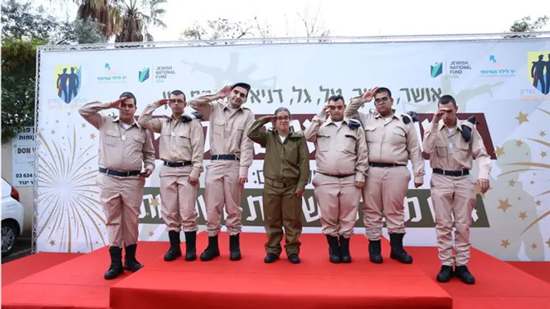 Special-in-Uniform volunteers receive soldier's IDs