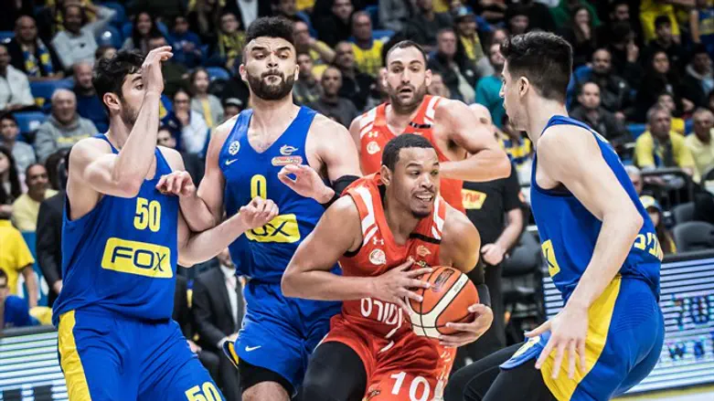 פישר מנסה הערב לחדור את הגנת התל אביבים