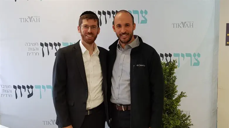 דורטל (מימין) והרב פרר