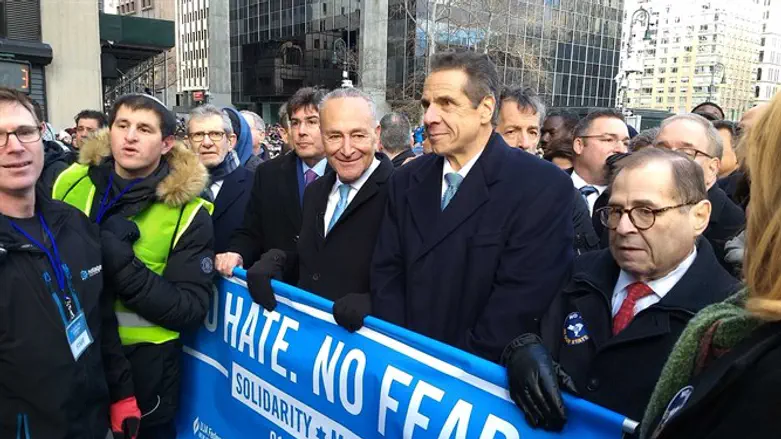 חבר הקונגרס ג'רי נדלר, המושל אדרו קואומו וסנטור צ'אק שומר