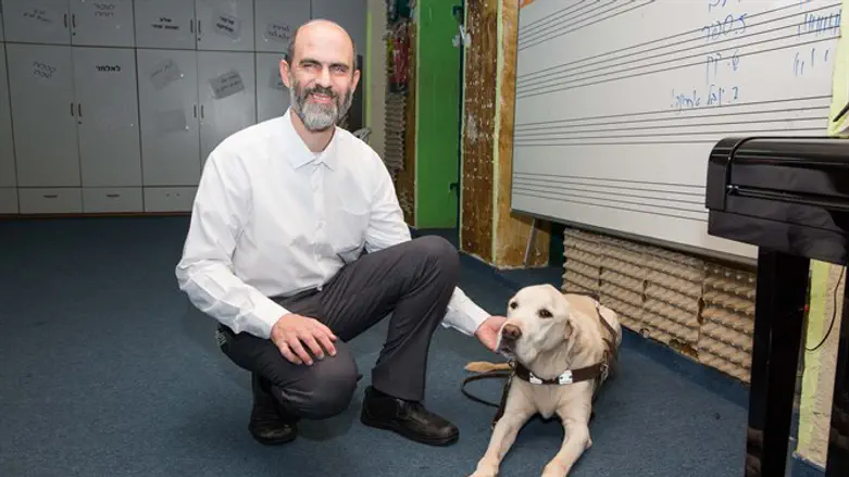 "בעיוורון ה' שם לי את המתנות הכי יקרות. זה התיקון שלי". ארז ברקאי