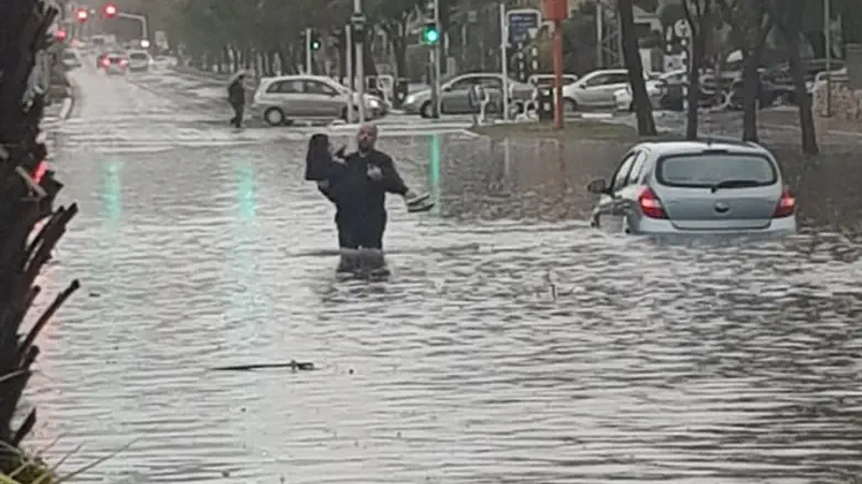חילוץ נהגת שנקלעה להצפה באשדוד