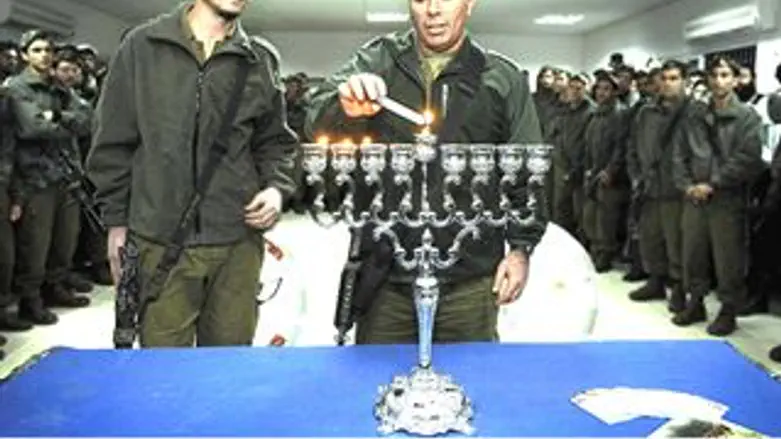 אשכנזי מדליק נר חנוכה בהר-דב