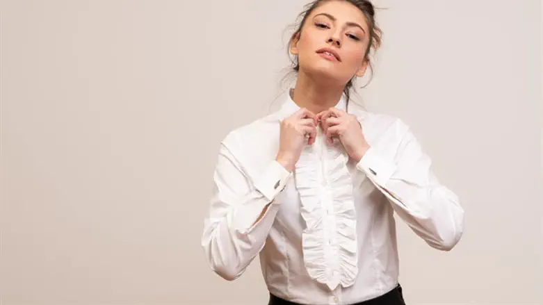 חוצה לבנה מכופתרת עם וולאן