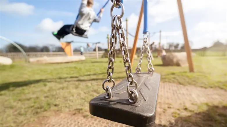 בן 7 נפצע קשה בנפילה מנדנדה ביבנה