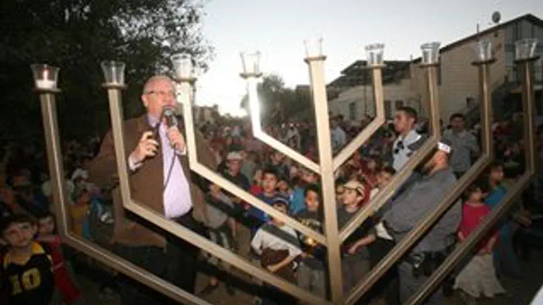 ריבלין מדליק נר ראשון באלעזר