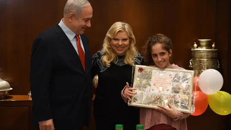 נתניהו ורעייתו עם מיקה