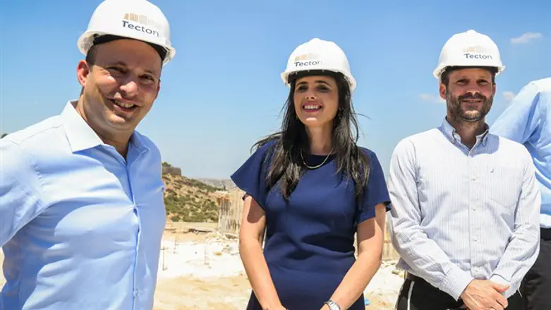 Беннет,Шакед и Смотрич