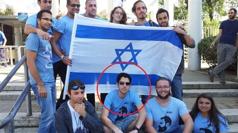 ינאי כהן (בעיגול האדום)