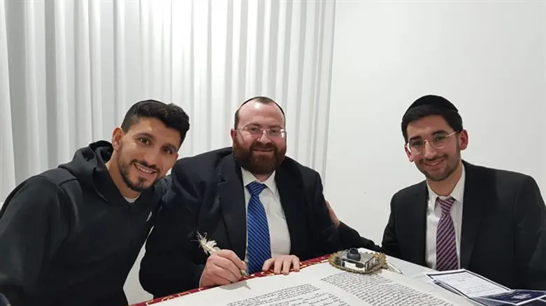 כותבים אות בספר התורה אמש