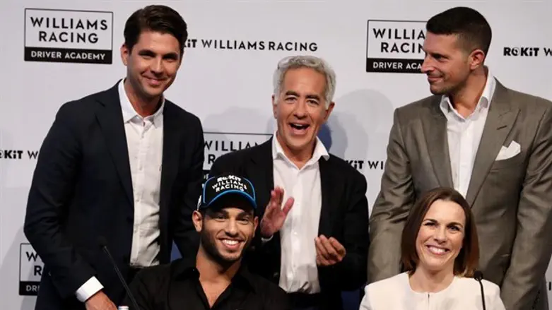 ניסני עם קלייר ואדמס במעמד החתימה