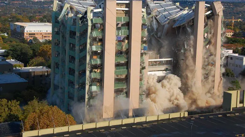 גם מה שנראה יציב עלול להתמוטט