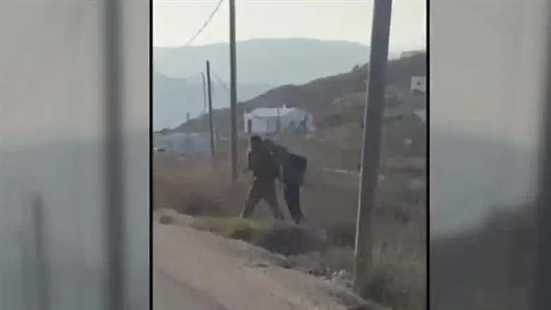 Солдат ЦАХАЛ блокирует дорогу в Ицхар