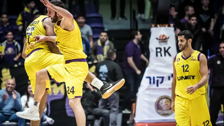 שחקני חולון חוגגים הערב