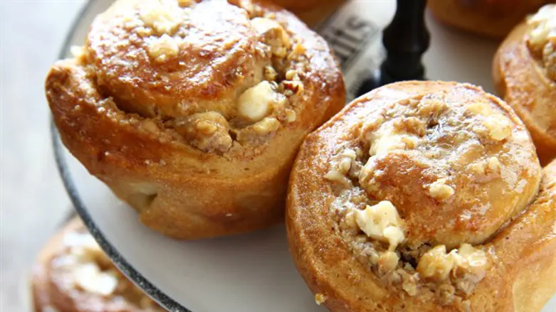 שבלולי שמרים עם שוקולד לבן ואגוזים