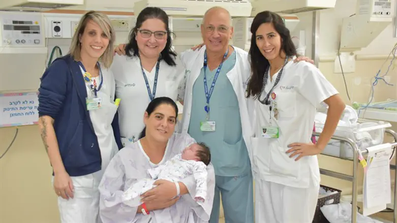 קרין עם הצוות ועם בתה התינוקת