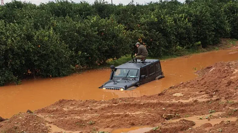 Солдат на крыше утонувшего джипа