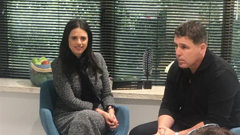 שקד בשידור פייסבוק לייב על העסקים הקטנים