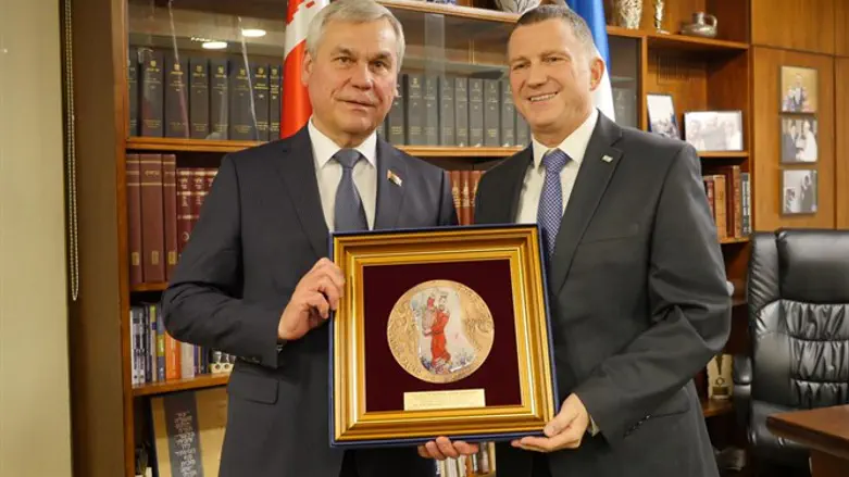 אדלשטיין ועמיתו מבלארוס