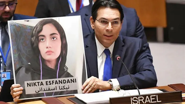 Дани Данон с портретом убитой иранской девушки