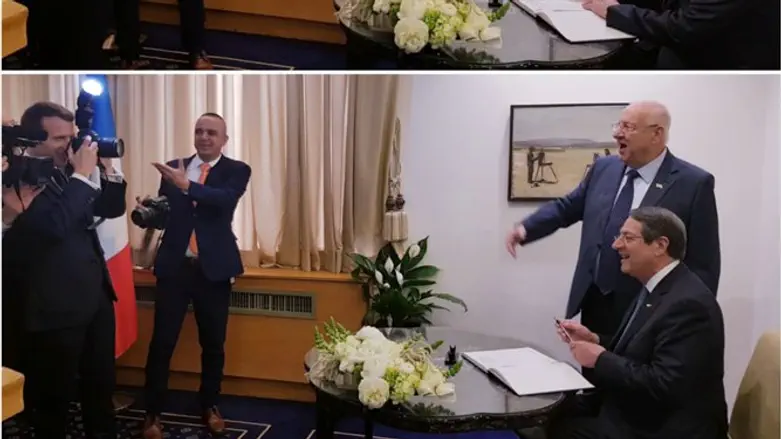 מקרון עם המצלמה