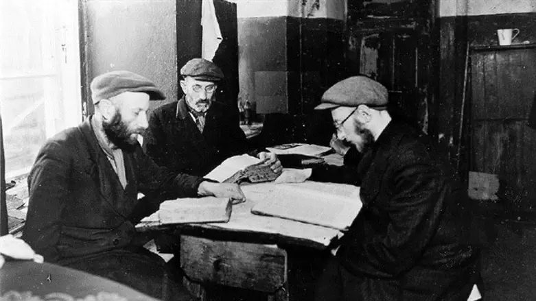 Изучение Торы в гетто (архив)