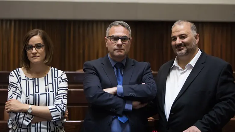 מנסור עבאס, מטאנס שחאדה והיבא יזבק