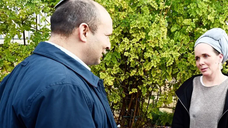 שר הביטחון בנט עם תמר אטינגר