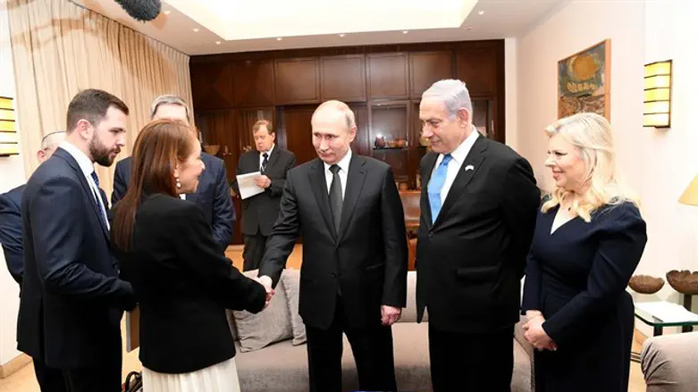 Яффа Иссахар жмет руку Путину, захватившему ее дочь