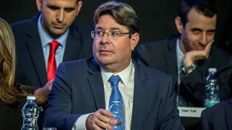 אופיר אקוניס