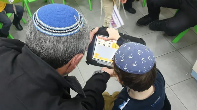 השר פרץ בגן ילדים. ארכיון