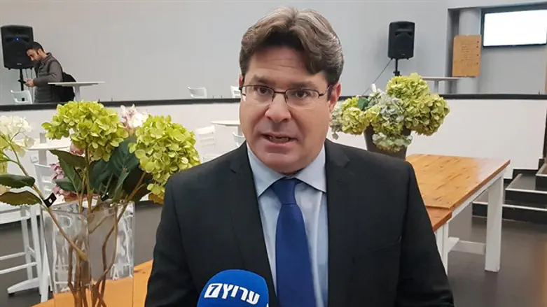 השר אופיר אקוניס