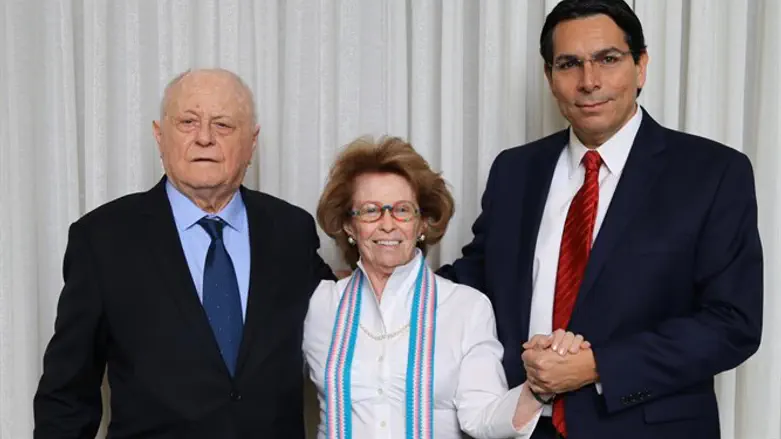 השגריר דנון לצד ניצולי השואה ששר ומילשטיין
