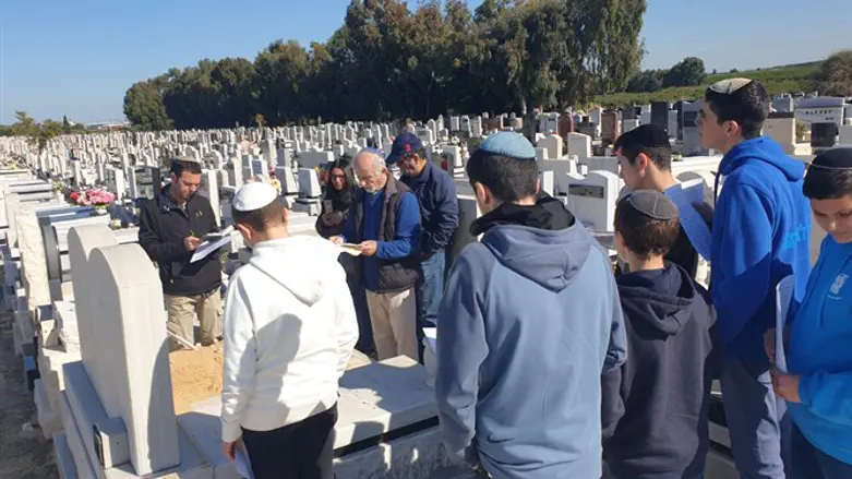 בני הנוער בהלוויה