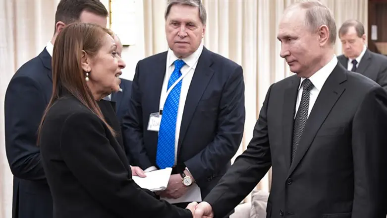 Рукопожатие Яффы Иссахар с Владимиром Путиным, взявшим ее дочь в заложницы