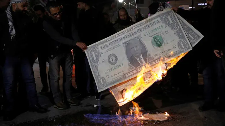 מוסלמים מפגינים נגד טראמפ