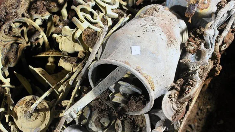 חלק מן החפצים שנתגלו בבית הכנסת הנטוש 