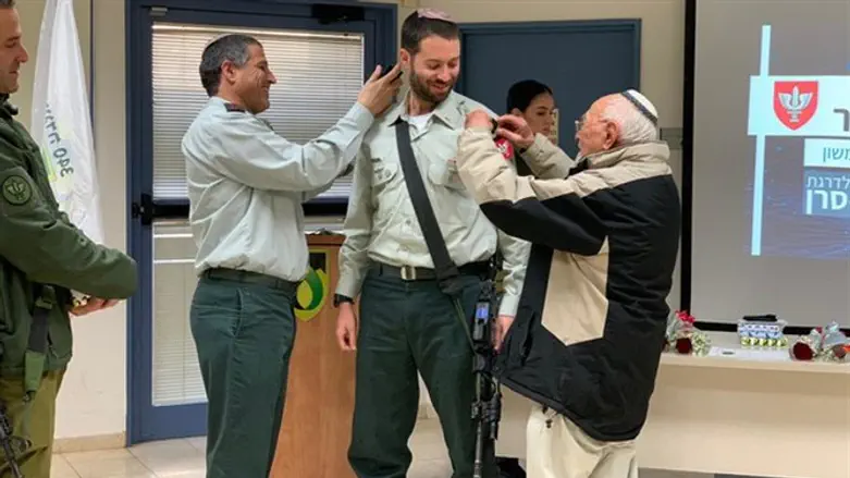 Дед вручает внуку звание майора