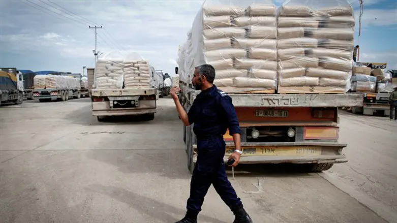 Cement arrives from Israel into Gaza (file)