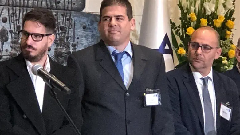 חוגג וראשי הכדורגל במעמד החתימה היום