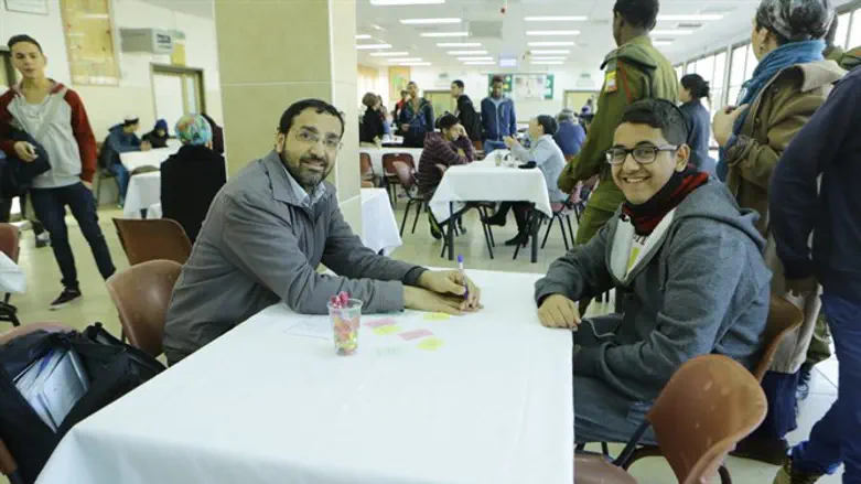 המחנך בועז יוסף עם תלמידיו