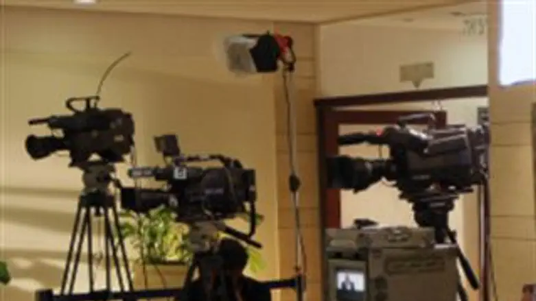 אל מול המצלמות