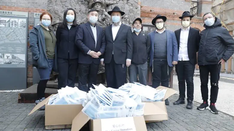 חלוקת מסיכות פנים בסין